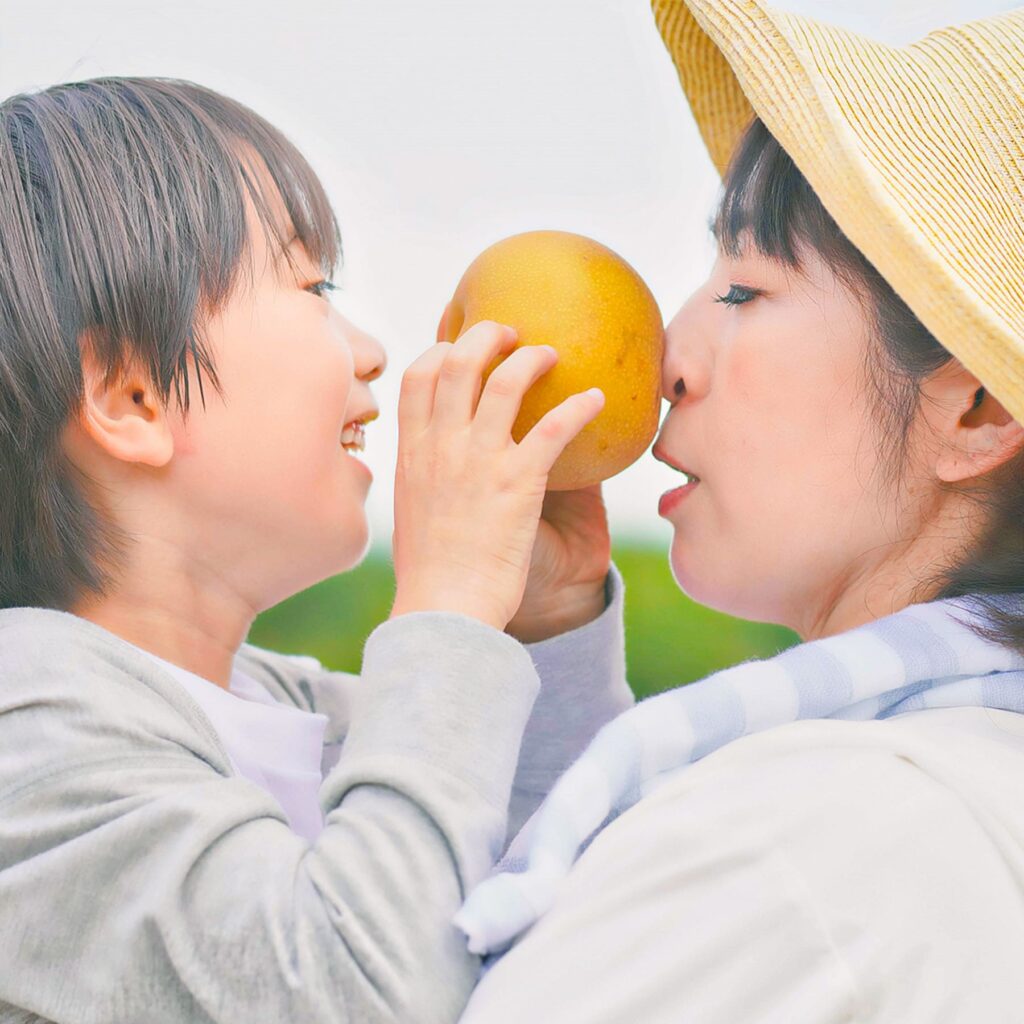 りんごを持っている子供とお母さん